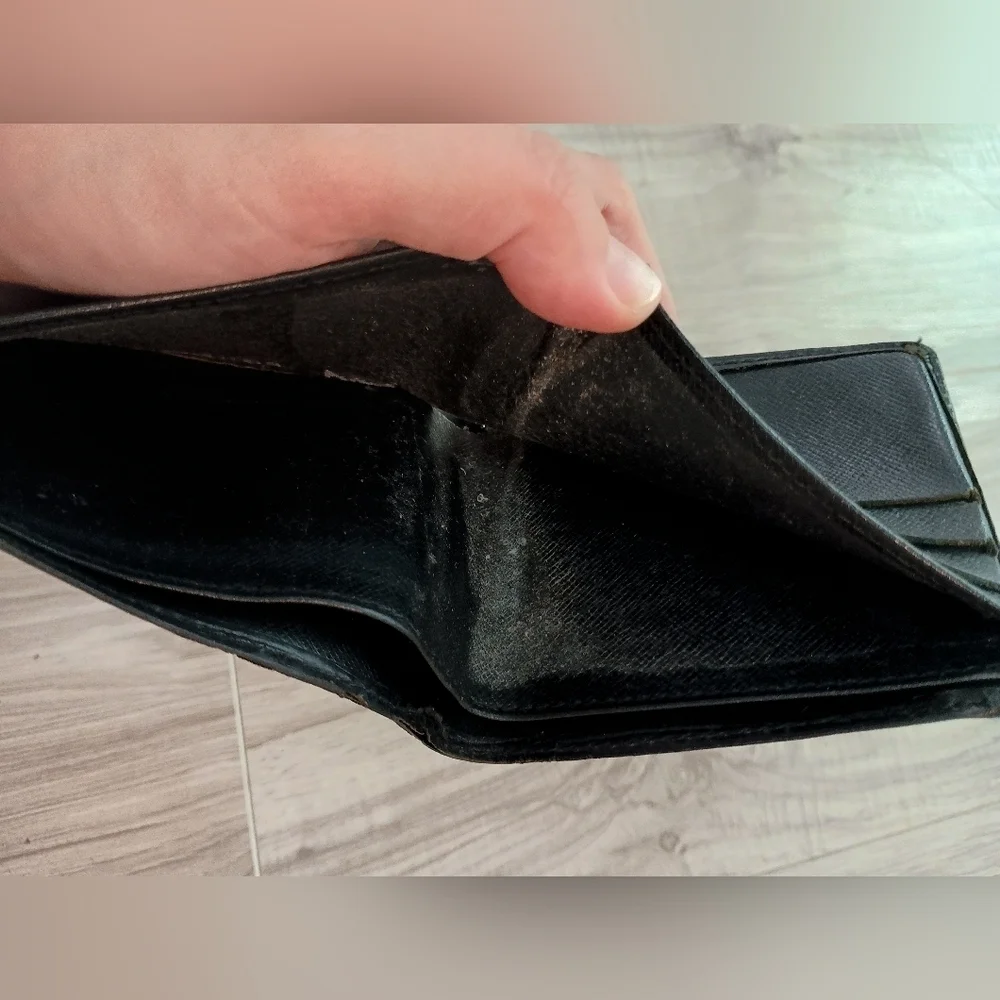 Authentic LOUIS VUITTON EPI LEATHER MENS BIFOLD WALLET BLACK